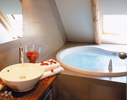 Jacuzzi en una de las habitaciones del Hotel Sant Roc, un hotel muy romántico en la provincia de Lleida donde tienes bañera de hidromasaje en las habitaciones