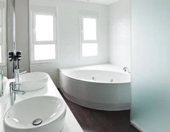 Foto del interior de la Habitación Doble con bañera de hidromasaje.