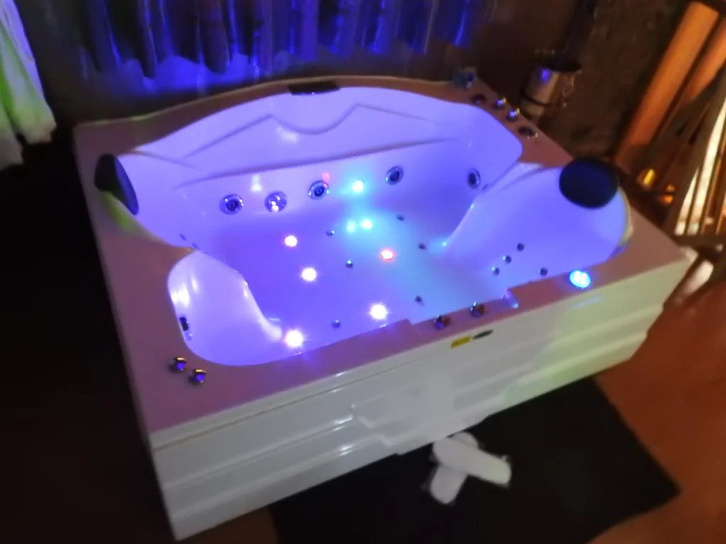 Jacuzzi Privado Ca Les Bessones hotel rural en Castellon Jacuzzi en la habitación