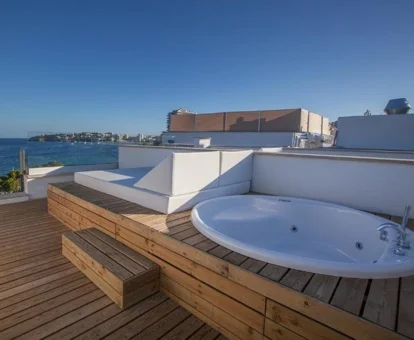 jacuzzi de la terraza privada de la habitación Suite Hotel Fergus Style jacuzzi de la terraza privada