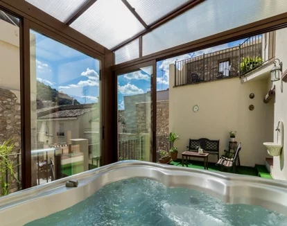 terraza con jacuzzi de hotel rural El Llaurador en Alicante Jacuzzi en la terraza