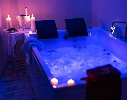 Foto de una de los jacuzzi disponible en Casa de Lema, un hotel rural muy romántico y con mucho encanto ideal para ir con pareja.