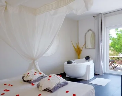 suite con jacuzzi privado hotel rural El Pao Spa Jacuzzi en la habitación hotel El Pao Spa