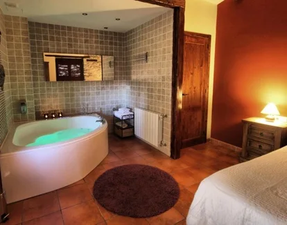 jacuzzi privado en la habitación La Casa del Mercat Hotel rural en Castellón Jacuzzi en la habitación
