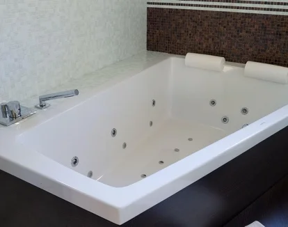 jacuzzi privado de la suite con terraza Jacuzzi en la habitación del Hotel La Madrugada