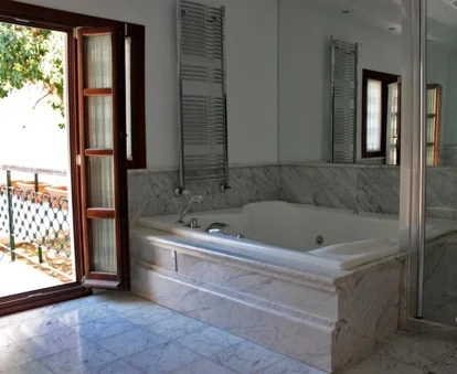 La Habitación Doble Deluxe con bañera de hidromasaje y foto de la bañera de hidromasaje que puedes disfrutar.