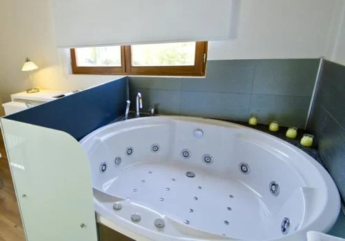 jacuzzi privado de la suite con jacuzzi para san valentin en Cantabria