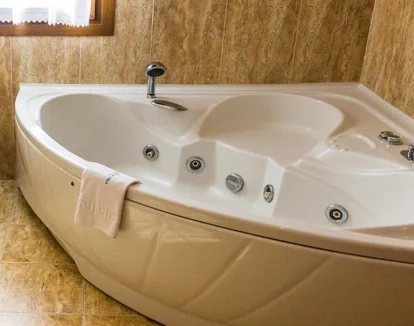 jacuzzi del hotel romantico Villa San Remo en Oviedo