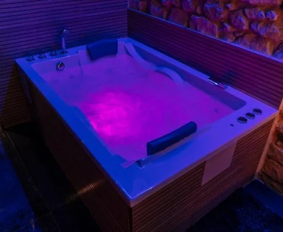 jacuzzi privado de la habitacion Deluxe con hidromasaje Utopia Alicante jacuzzi