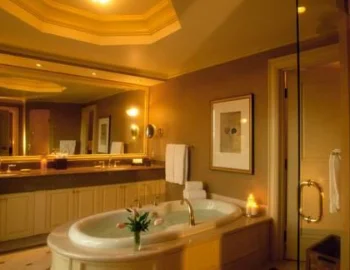 Interior de la Habitación con cama extragrande o 2 camas grandes donde tienes bañera de hidromasaje.