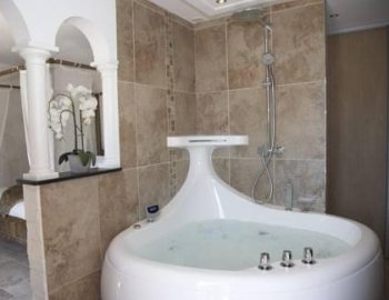 Interior de la Habitación Doble Deluxe con bañera de hidromasaje y vistas al mar donde encontrarás un jacuzzi para relajarte con tu pareja.