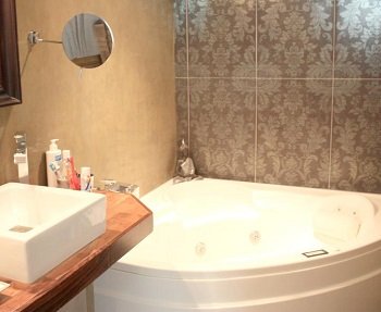 La y foto de la bañera de hidromasaje que puedes disfrutar.