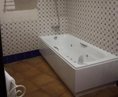 La Habitación Doble Superior y foto de la bañera de hidromasaje que puedes disfrutar.