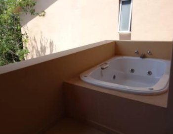 Vista del interior de la Villa con piscina privada en donde puedes disfrutar con tu pareja de tu propia bañera de hidromasaje.