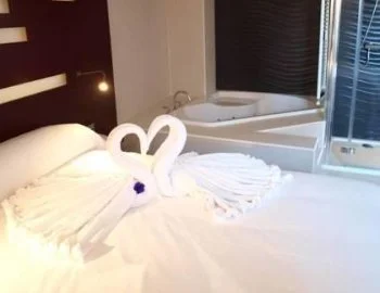 Foto de la bañera de hidromasaje en la Suite Junior con balcón.