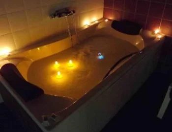 Vista del interior de el Alojamiento Vacacional en donde puedes disfrutar con tu pareja de tu propia bañera de hidromasaje.