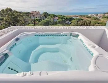 El Apartamento - 2 niveles y foto de la bañera de hidromasaje que puedes disfrutar.
