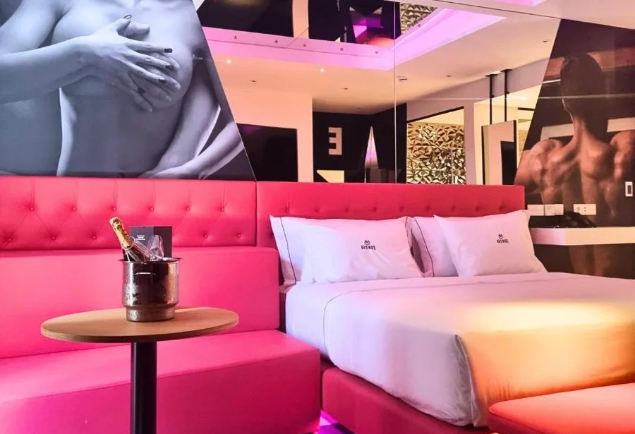 motel con piscina privada o bañera de hidromasaje