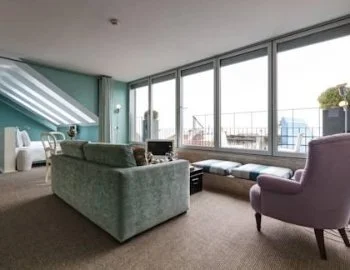 Foto de la la Gran Suite con vistas al río donde se encuentra la bañera de hidromasaje.