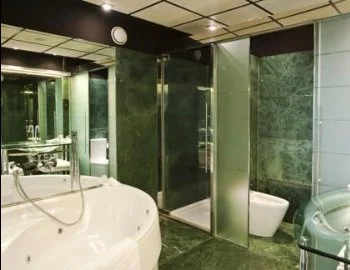 El jacuzzi que encuentras en la Habitación Hilton Relaxation con cama extragrande y acceso al salón executive.