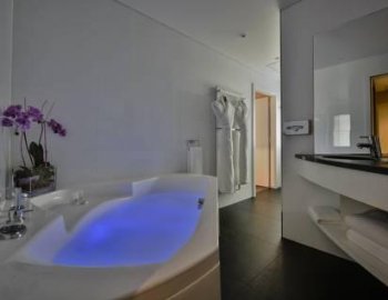 La Suite con bañera de hidromasaje y su jacuzzi privado.