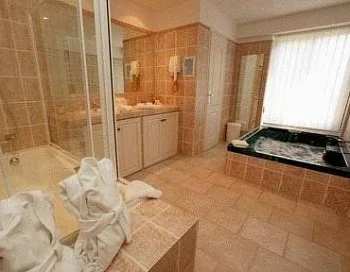 Bañera de hidromasaje en la Suite.