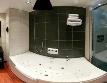 Jacuzzi privado en la Suite Junior (1-2 adultos).