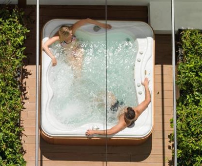 La Habitación Doble Deluxe con bañera de hidromasaje y patio - 1 o 2 camas muy romántica para disfrutar de una noche en pareja.