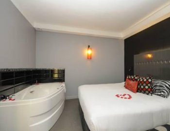 Foto de la Habitación Doble con bañera de hidromasaje y terraza - 1 o 2 camas para una velada romántica con jacuzzi incluido.