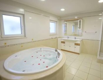 Este es la Suite con bañera de hidromasaje para disfrutar con tu pareja de un jacuzzi privado.