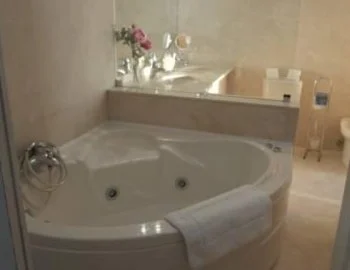 El Apartamento de 1 dormitorio con balcón y vistas al mar y su jacuzzi privado.