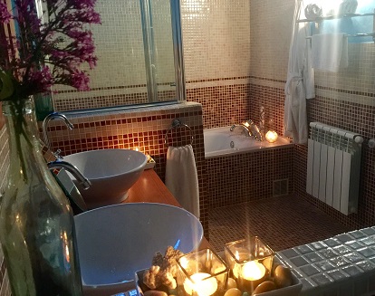 Habitación Doble con Bañera de Hidromasaje en Os Tres Teixos, un hotel rural para disfrutar baño con bañera de hidromasaje individual