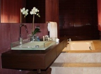 Vista del interior de la Suite en donde puedes disfrutar con tu pareja de tu propia bañera de hidromasaje.