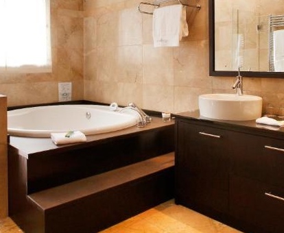 Foto de la la Suite Premium donde se encuentra la bañera de hidromasaje.