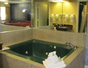 La Habitación con cama extragrande y bañera de hidromasaje y foto de la bañera de hidromasaje que puedes disfrutar.