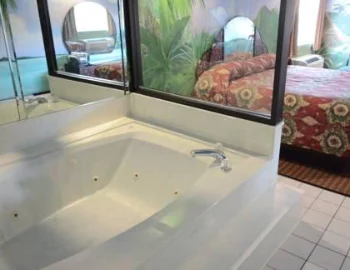 Interior de la Habitación con 2 camas grandes donde encontrarás un jacuzzi para relajarte con tu pareja.