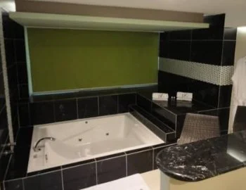 Bañera de hidromasaje en la Suite Master con bañera de hidromasaje.