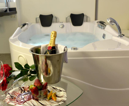 Hidromasaje en la Habitación Doble Deluxe con bañera de hidromasaje para una estancia muy especial o aniversario de bodas.