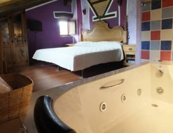 Foto del jacuzzi que puedes encontrar en la Habitación con cama grande y bañera de hidromasaje.