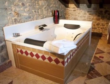 La Suite Junior con acceso al spa con jacuzzi privado para estancias románticas.