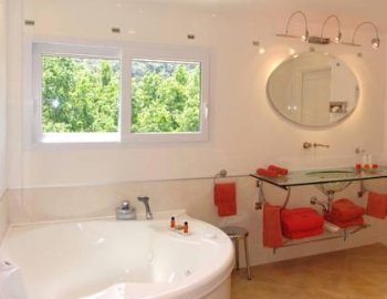 La Habitación Doble Confort con bañera de hidromasaje con bañera de hidromasaje.