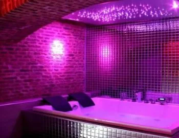 La con encanto y jacuzzi para enamorados.