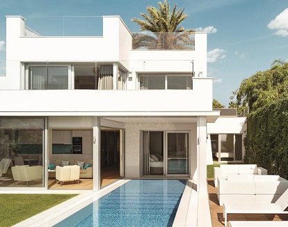 Villas en Marbella con la piscina privada junto al salon para disfrutar en pareja.