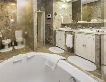 El Apartamento de 1 dormitorio con vistas al jardín con jacuzzi privado para estancias románticas.