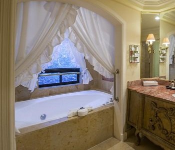 Foto de la la Suite de lujo donde se encuentra la bañera de hidromasaje.