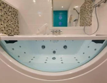 Foto del jacuzzi en la Suite Clásica.