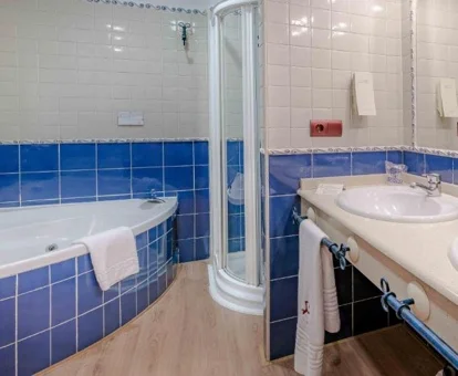 habitacion con bañera de hidromasaje