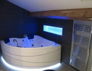 Interior de el Apartamento de 4 dormitorios donde tienes bañera de hidromasaje.