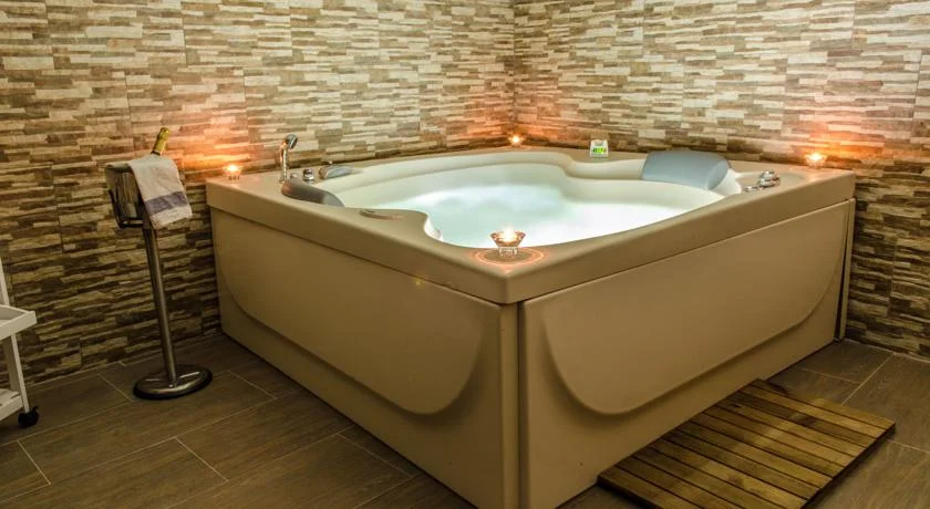 jacuzzi en la habitacion