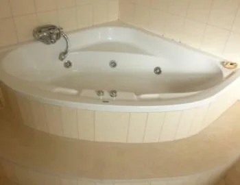 Bañera de hidromasaje para disfrutar en pareja en la Villa con piscina privada.